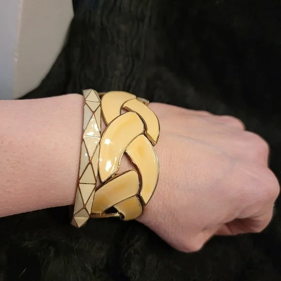 Set of 2 Vintage Enamel Painted Bracelets - Picture 2 of 15